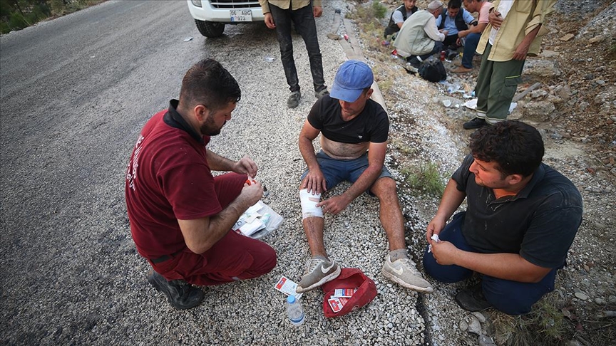 Orman işçisi ile alevlere müdahale için gönüllü olan vatandaşın örnek yardımlaşması
