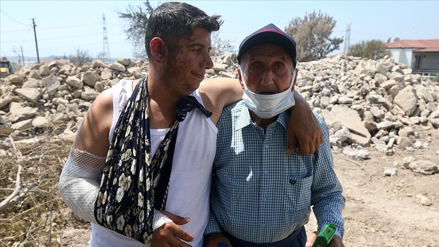 Manavgat'ta alevlerin sardığı evden anne ve babasını kurtaran adam, başka bir yangında yaralandı