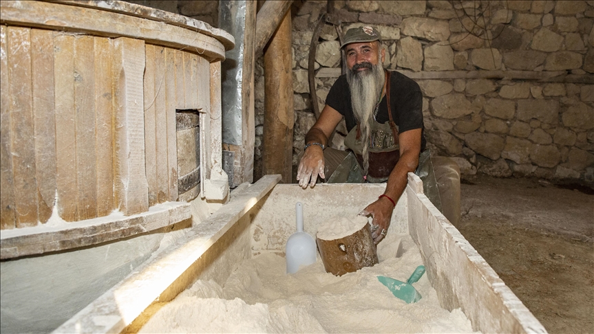 Tuncelili iş insanı 'Babamın kokusu var' dediği asırlık su değirmeninde doğal yöntemlerle un üretiyor