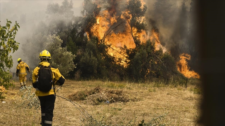 Milhares fogem de suas casas enquanto a Grécia luta contra incêndios florestais devastadores