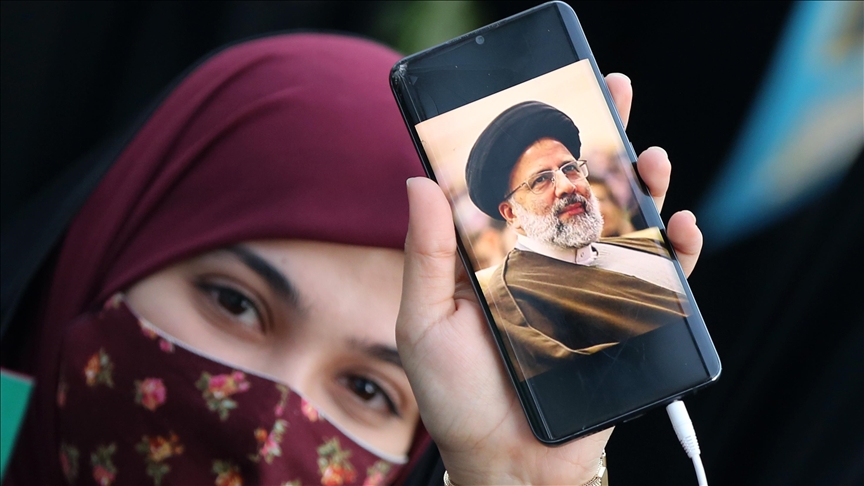 Tokoh konservatif Iran Raeisi dilantik sebagai presiden baru