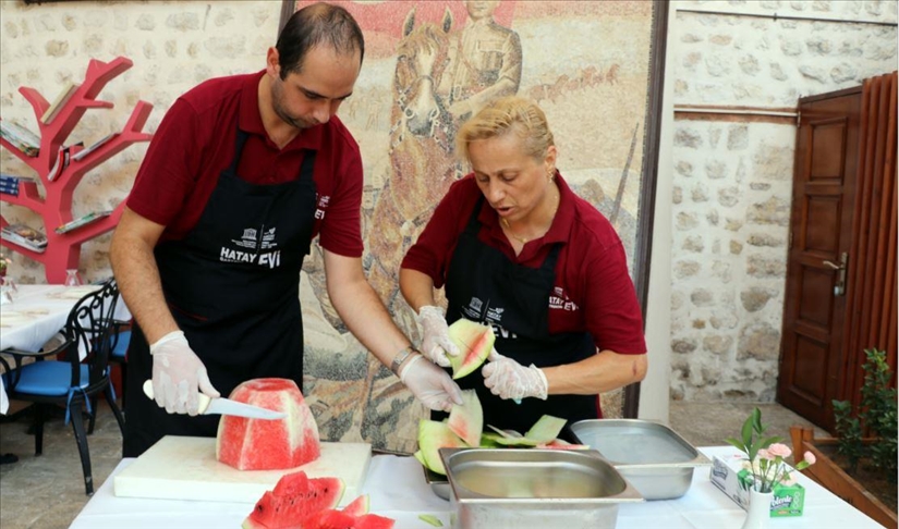 من قشور البطيخ.. مربيات مميزة تزين موائد هطاي التركية (تقرير)