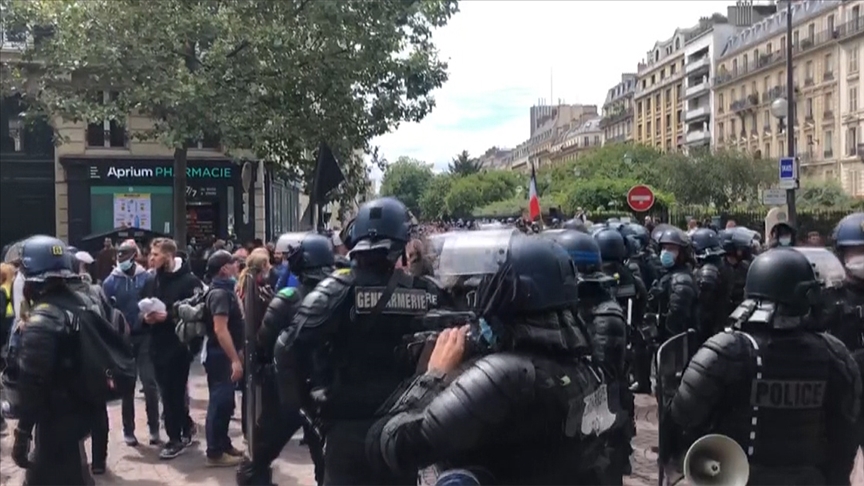 Fransa’da hükümetin Kovid-19'la mücadele politikası karşıtı gösterilerde, AA muhabiri tartaklandı