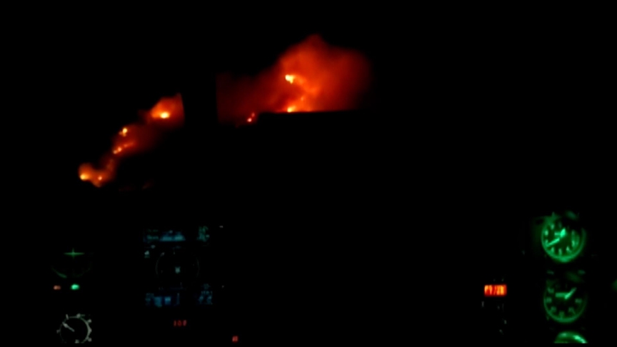 Milas'taki orman yangınına gece söndürme kabiliyeti olan helikopterle müdahale ediliyor