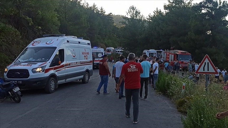 İzmir'de şarampole devrilen minibüsteki 6 kişi öldü, 11 kişi yaralandı
