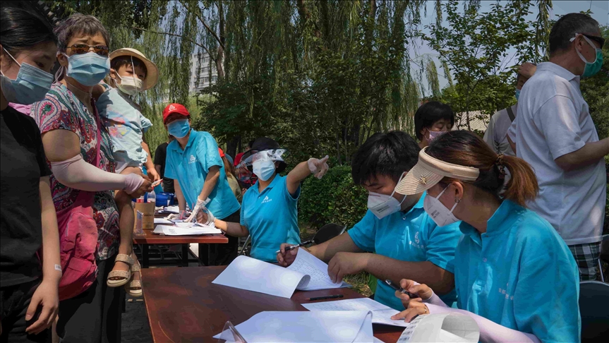 China moviliza a trabajadores de la salud para combatir aumento de casos de coronavirus impulsado por la variante delta