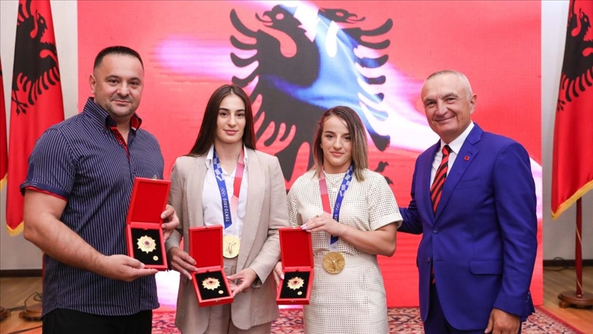 Albanski predsednik Meta odlikovao kosovske džudistkinje Krasniqi i Gjakovu, te trenera Kuku