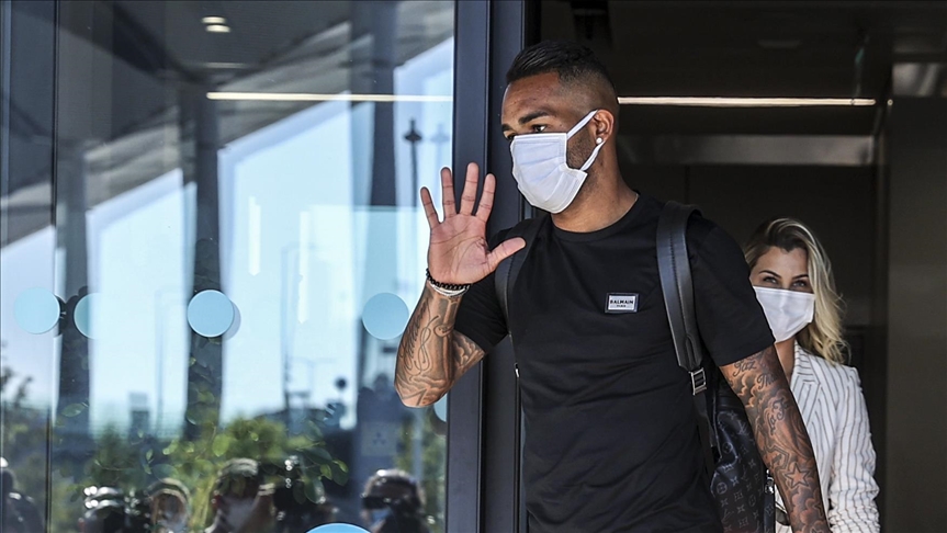 Brazilian midfielder Teixeira signs for Besiktas