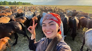 Девушка-пастух из Северного Казахстана в одиночку пасет многочисленное стадо лошадей