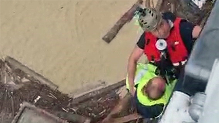 Sinop'taki sel baskınında mahsur kalan 19 kişi Sahil Güvenlik helikopterleriyle tahliye edildi