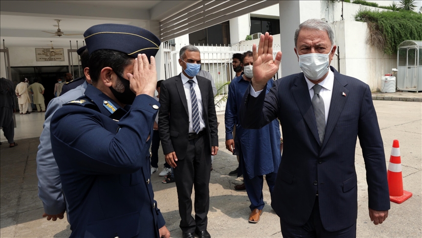 Глава Минобороны Турции проводит переговоры в Исламабаде