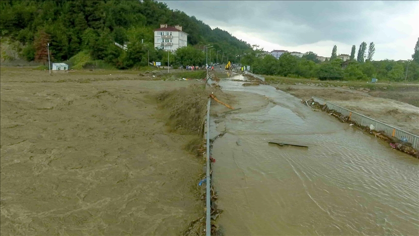 Una persona se encuentra desaparecida y 13 más resultaron lesionadas debido a las inundaciones en el norte de Turquía