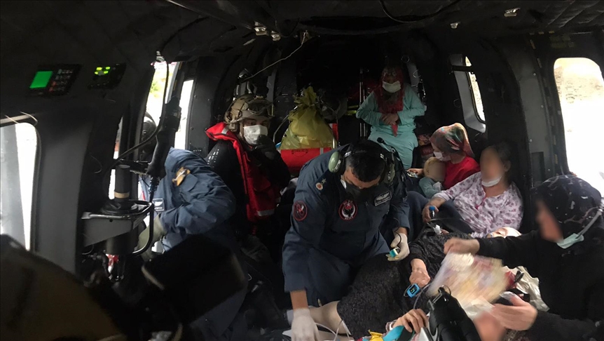 Ayancık Devlet Hastanesi'ndeki hastalar, sel nedeniyle helikopterlerle Sinop Devlet Hastanesi'ne nakledildi