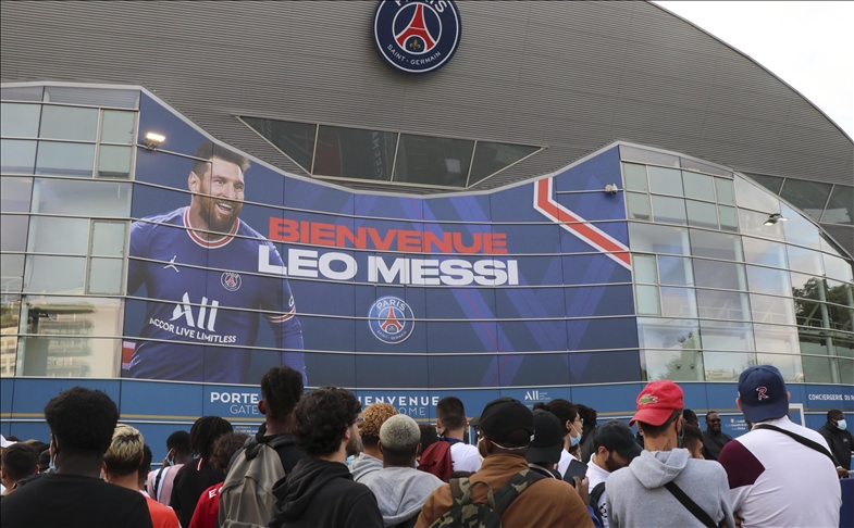 Pariz: Navijači ispred stadiona PSG-a čekaju predstavljanje Messija