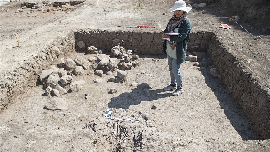 Tozkoparan Höyüğü'ndeki arkeolojik kazılarda çocuk iskeleti bulundu