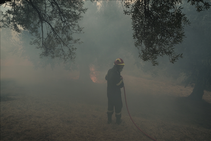 Συνεχίζεται η φωτιά που έκαψε εκατοντάδες χιλιάδες στρέμματα γης στην Ελλάδα