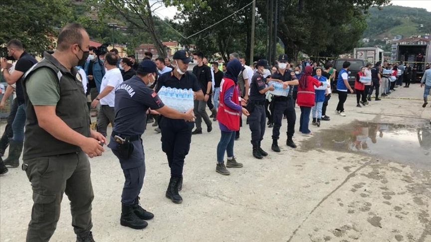 Ayancık'ta selden etkilenen vatandaşlara içme suyu dağıtıldı