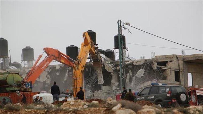 Palestinian family demolishes their home to prevent Israeli settler from taking it