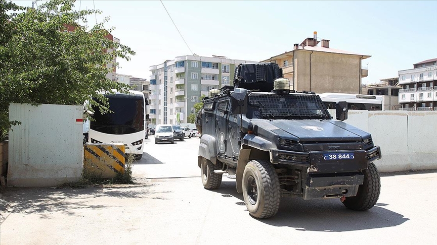 Van'da sınırda asker ve özel harekat timleri, kent merkezinde polis göçmen kaçakçılığıyla mücadele ediyor