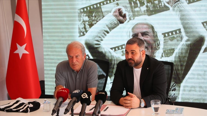 Altay, teknik direktör Mustafa Denizli ve yeni futbolcular için imza töreni düzenledi