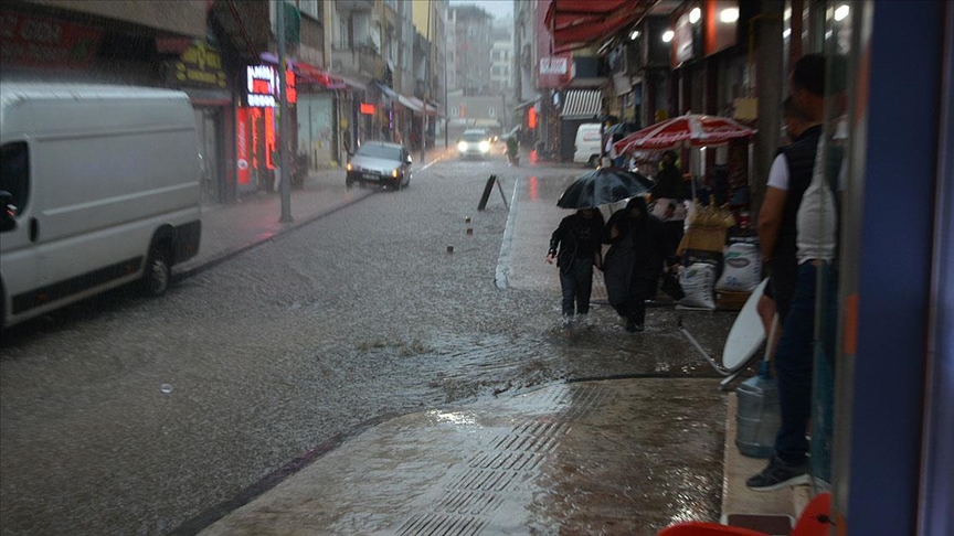 Ordu'nun Fatsa ilçesinde sağanak nedeniyle çok sayıda ev ve iş yerini su bastı