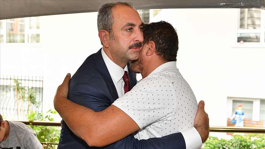 Adalet Bakanı Gül, Altındağ'da hayatını kaybeden Emirhan Yalçın'ın ailesine taziye ziyaretinde bulundu