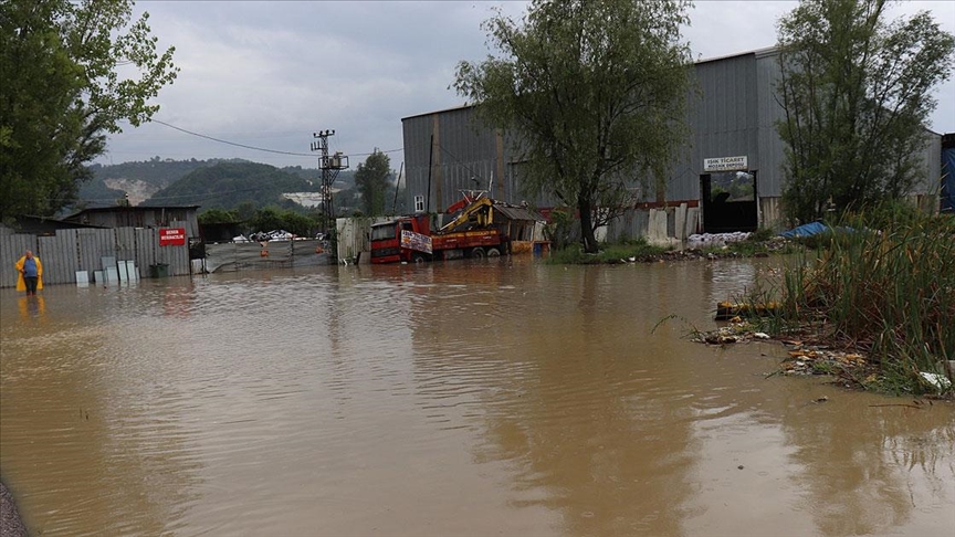 Ordu'nun Ünye ilçesinde dere taştı, ev ve iş yerlerini su bastı