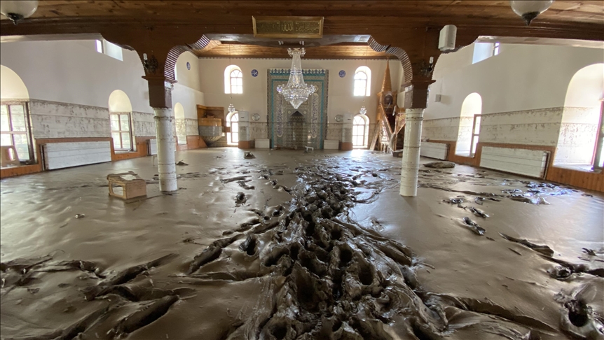 Bozkurt'taki sel felaketinde balçıkla kaplanan 113 yıllık cami eski haline getirilmeye çalışılıyor