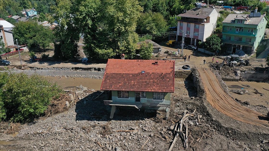 Bartın'da hayatın normale dönmesi için ekipler selin izlerini silmeye çalışıyor