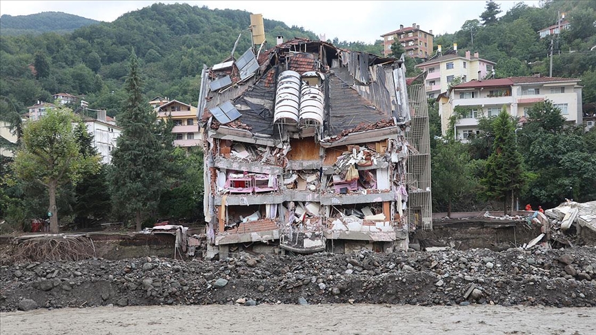 Bozkurt'ta Kur'an Kursu öğrencilerini ip düzeneği oluşturup suya giren emekli astsubay kurtardı