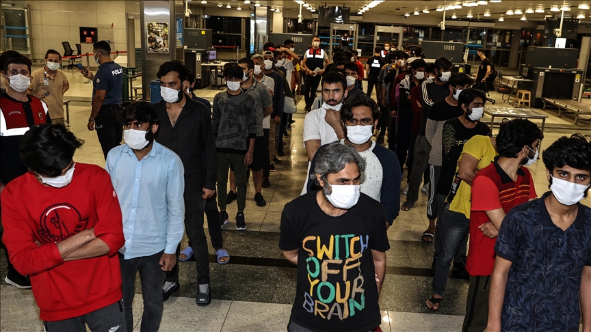 Ülkeye yasa dışı yollarla giren düzensiz göçmenler sınır dışı edildi 
