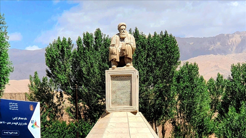 انهدام تندیس «عبدالعلی مزاری» در بامیان افغانستان