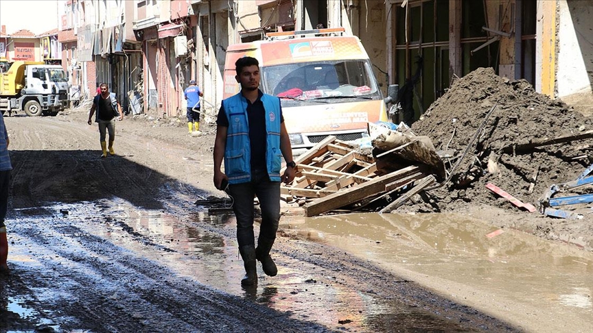 Bozkurtlu imam 30'dan çok kişiyi bulunduğu binanın çatısından helikoptere ulaştırıp kurtulmasını sağladı
