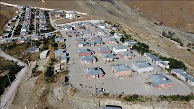 Van'da kerpiç evleri yıkılan depremzedeler TOKİ'nin yaptırdığı evlerde yaşıyor