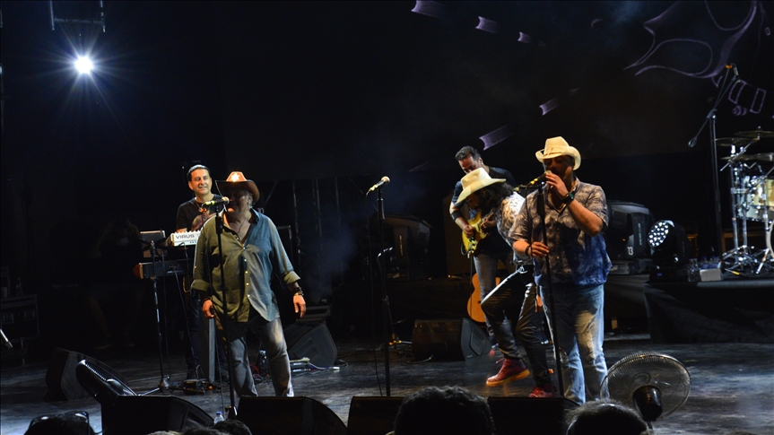 На музыкальном фестивале в Бурсе исполнили хиты 90-х