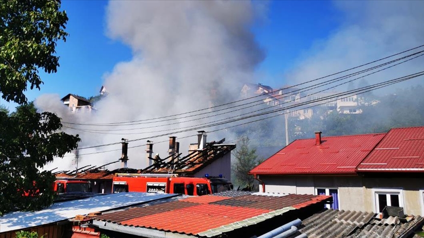 Sarajevo: U požaru u Buća Potoku uništeno više stambenih objekata