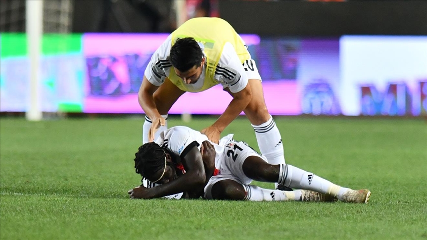 Besiktas defender N'Sakala collapses during Super Lig match