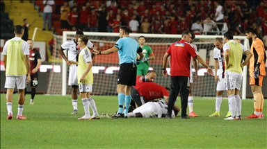 Pemain bertahan Beksitas pingsan saat pertandingan Super Lig
