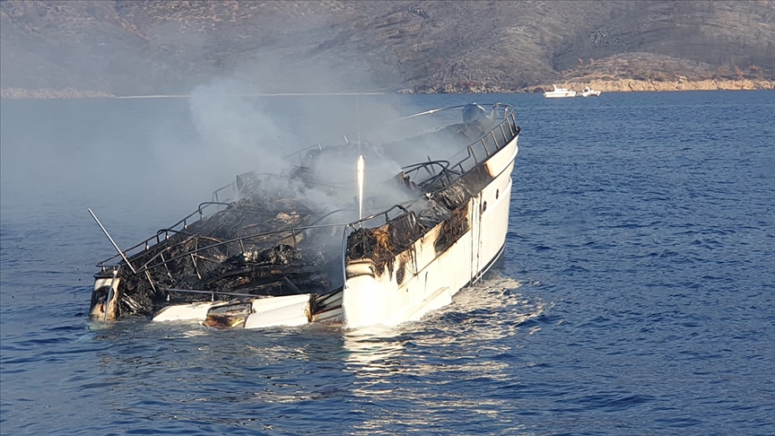 Bodrum'da yangın çıkan teknedeki 5 kişi kurtarıldı
