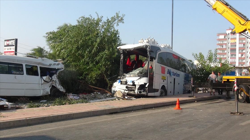 Mersin'de yolcu otobüsü devrildi: 37 yaralı