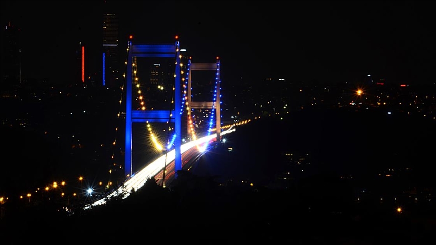İstanbul'un iki köprüsü Ukrayna bayrağı renklerine büründü