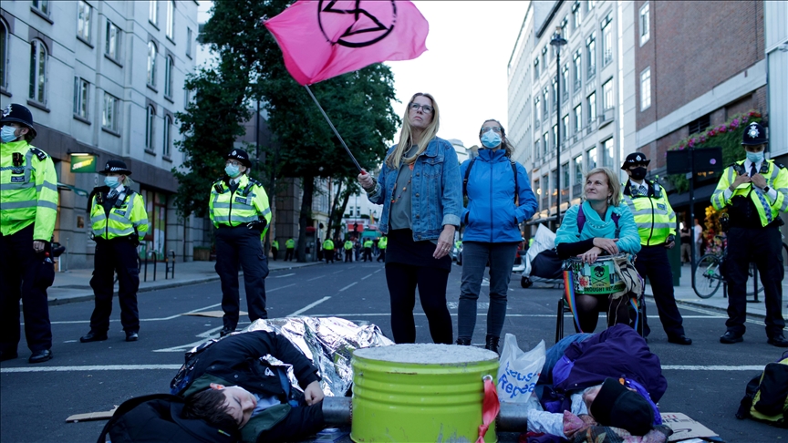 Environmentalist group continues protest in London