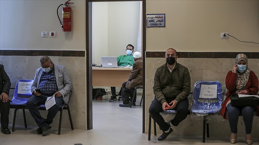 Gazze'deki hükümet, Kovid-19'daki artış nedeniyle çalışanların tamamının 1 Eylül'e kadar aşılanması kararı aldı