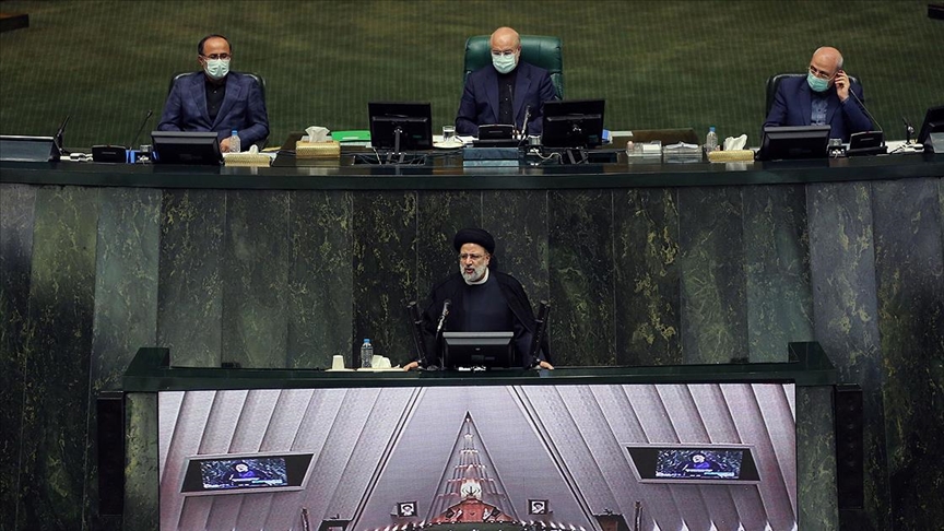 İranda Cumhurbaşkanı Reisinin sunduğu kabine bir isim dışında güvenoyu aldı
