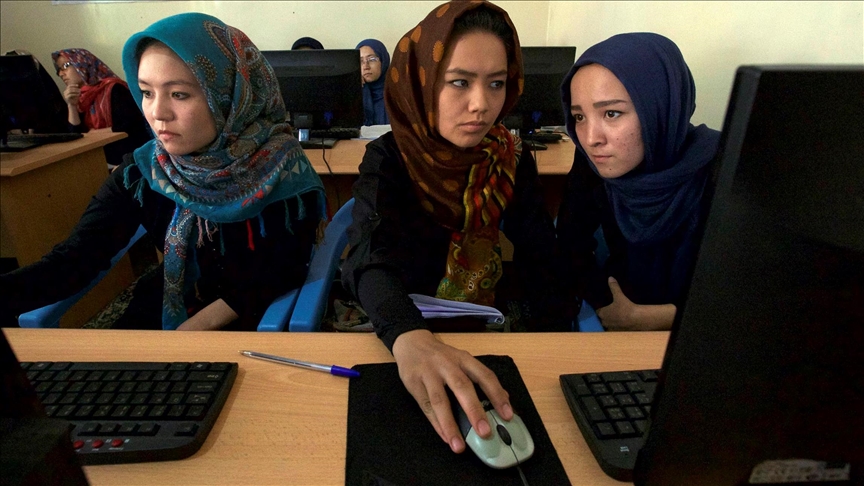 Girls in Afghan robotics team arrive to Mexico