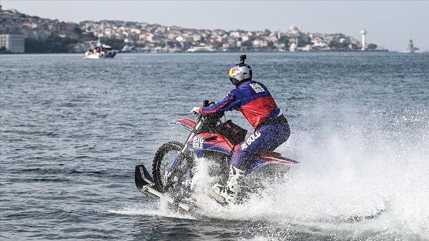 Turska: Vozač iz Australije prvi motociklom prešao Bosfor