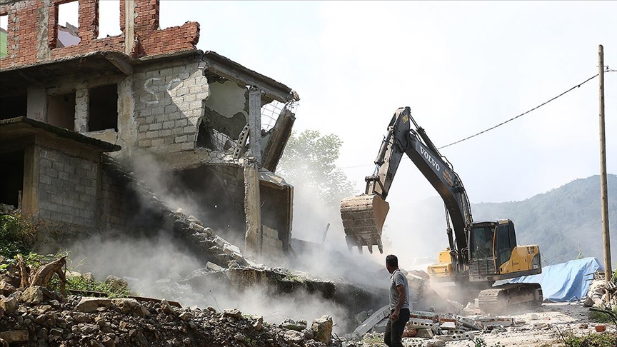 Rize'de sel ve heyelanların ardından hasar gören ve risk taşıyan binaların yıkımına başlandı 