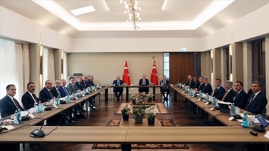 Cumhurbaşkanı Erdoğan Ahlatta bölge valileriyle bir araya geldi