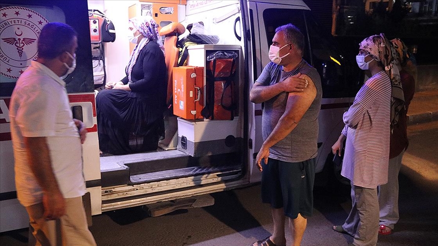 Diyarbakırda mobil aşı ekipleri akşamları site site dolaşarak apartman sakinlerini aşılıyor