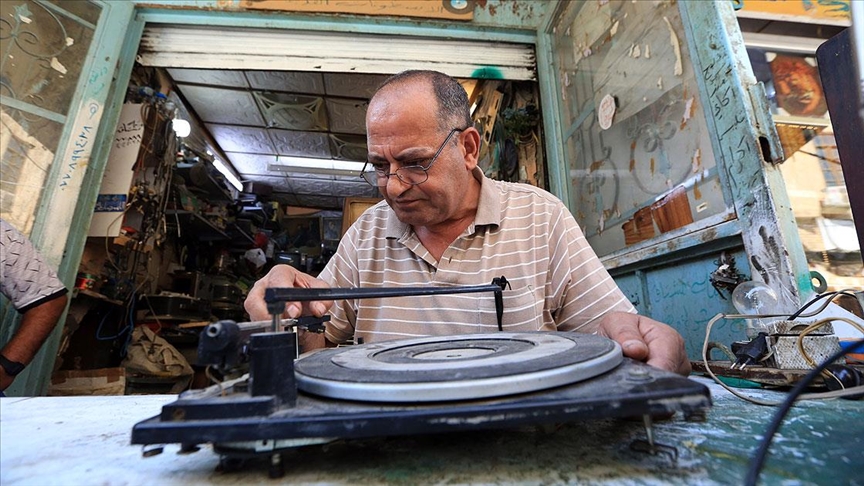 Bağdat’ın tek gramafon tamircisi Ebu Talip, 26 yıldır bozuk gramafonlara ses veriyor